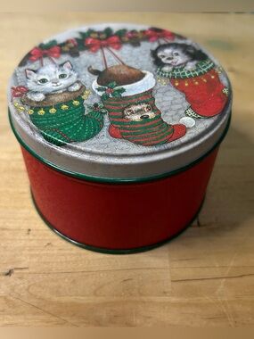 Potpourri Press Tin Holiday Puppy Kittens Stockings Round Hong Kong Christmas